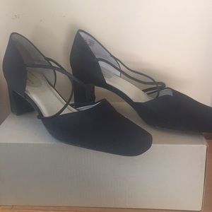 Easy Spirit black pumps